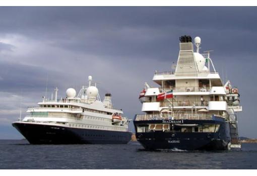 El SeaDream I y el SeaDream II fondeando juntos 